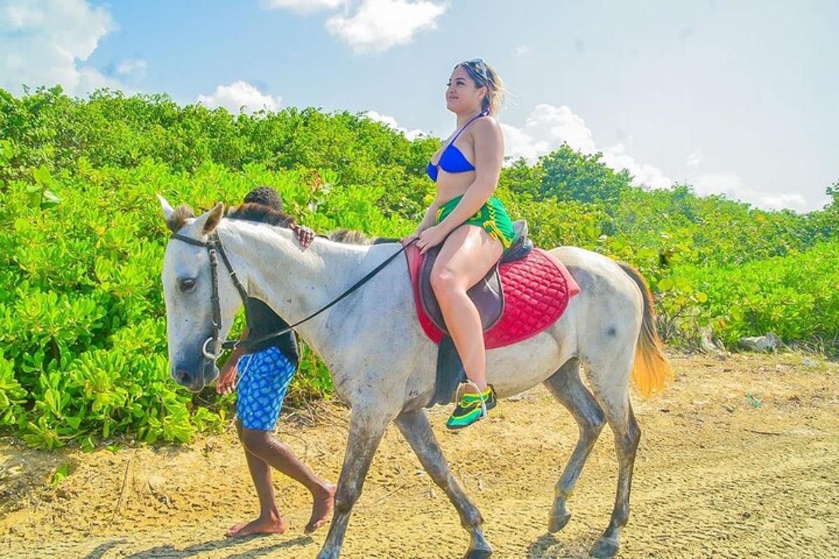 una giovane ragazza a cavallo con un ragazzo