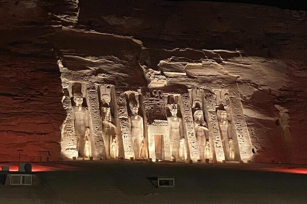 uma exposição em uma caverna com escrita na parede