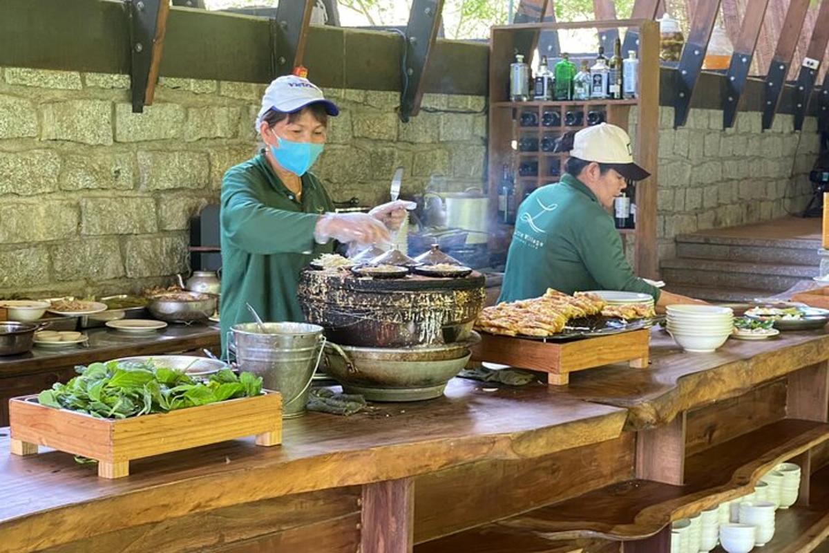due persone in cucina che preparano il cibo su un tavolo