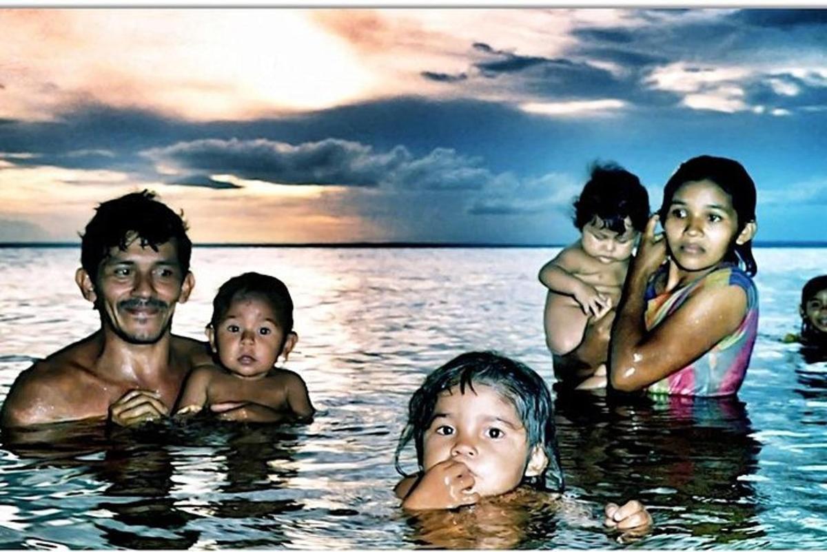 un gruppo di persone in piedi nell'acqua