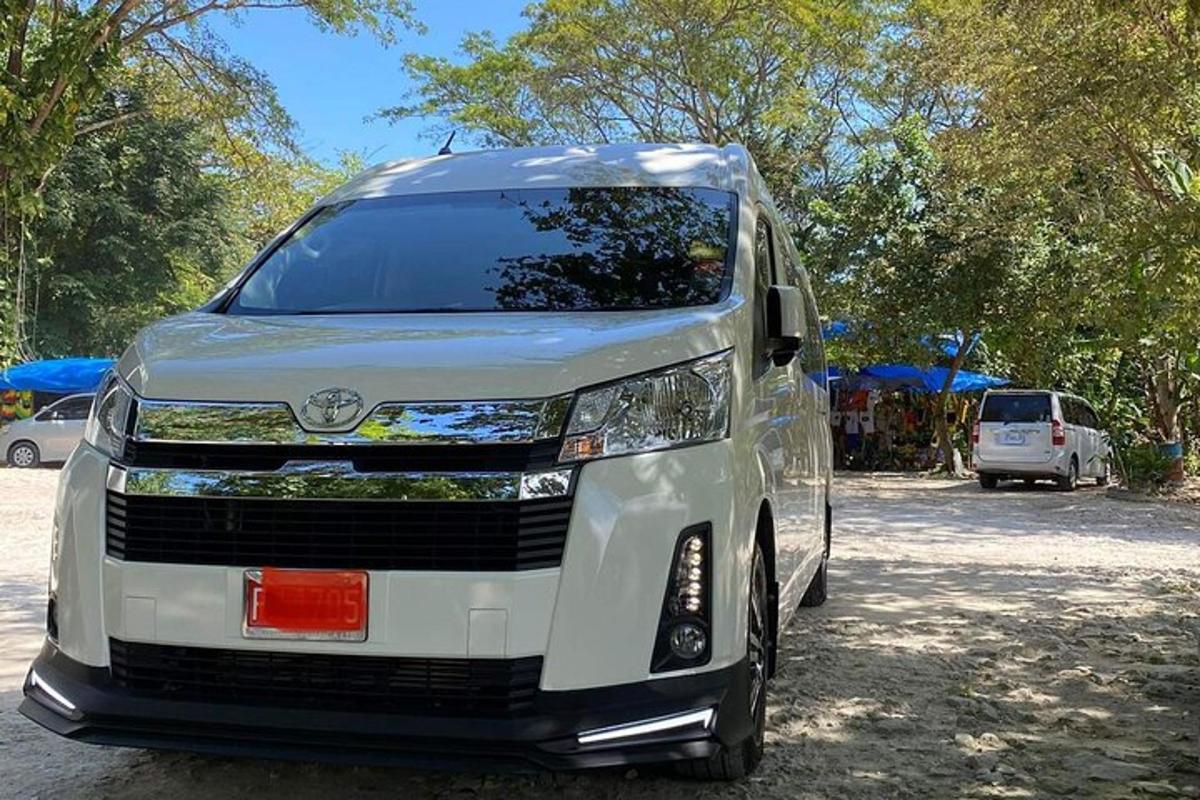 sebuah van putih diletakkan di tempat letak kereta