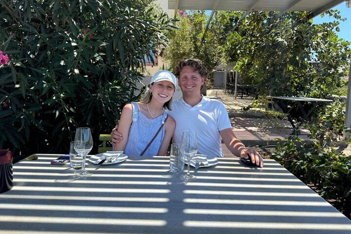 un uomo e una donna seduti a un tavolo