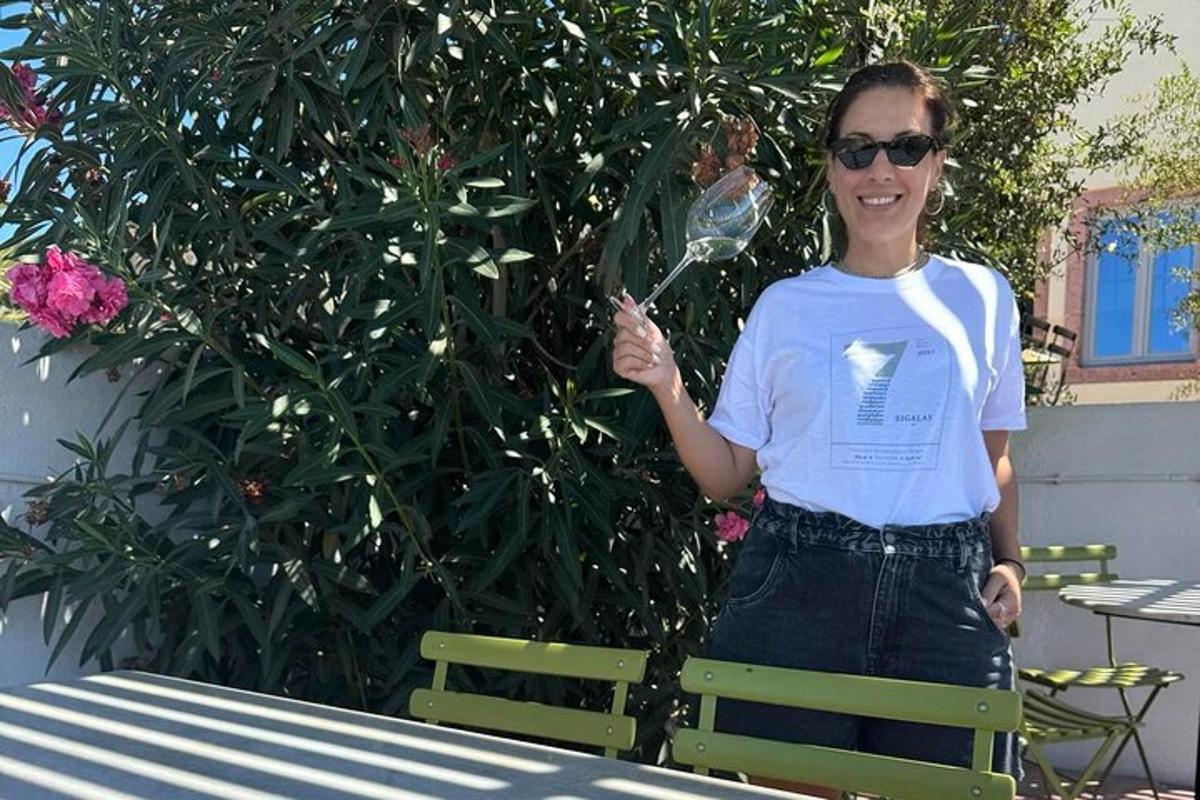 una donna è in piedi accanto a un tavolo da picnic
