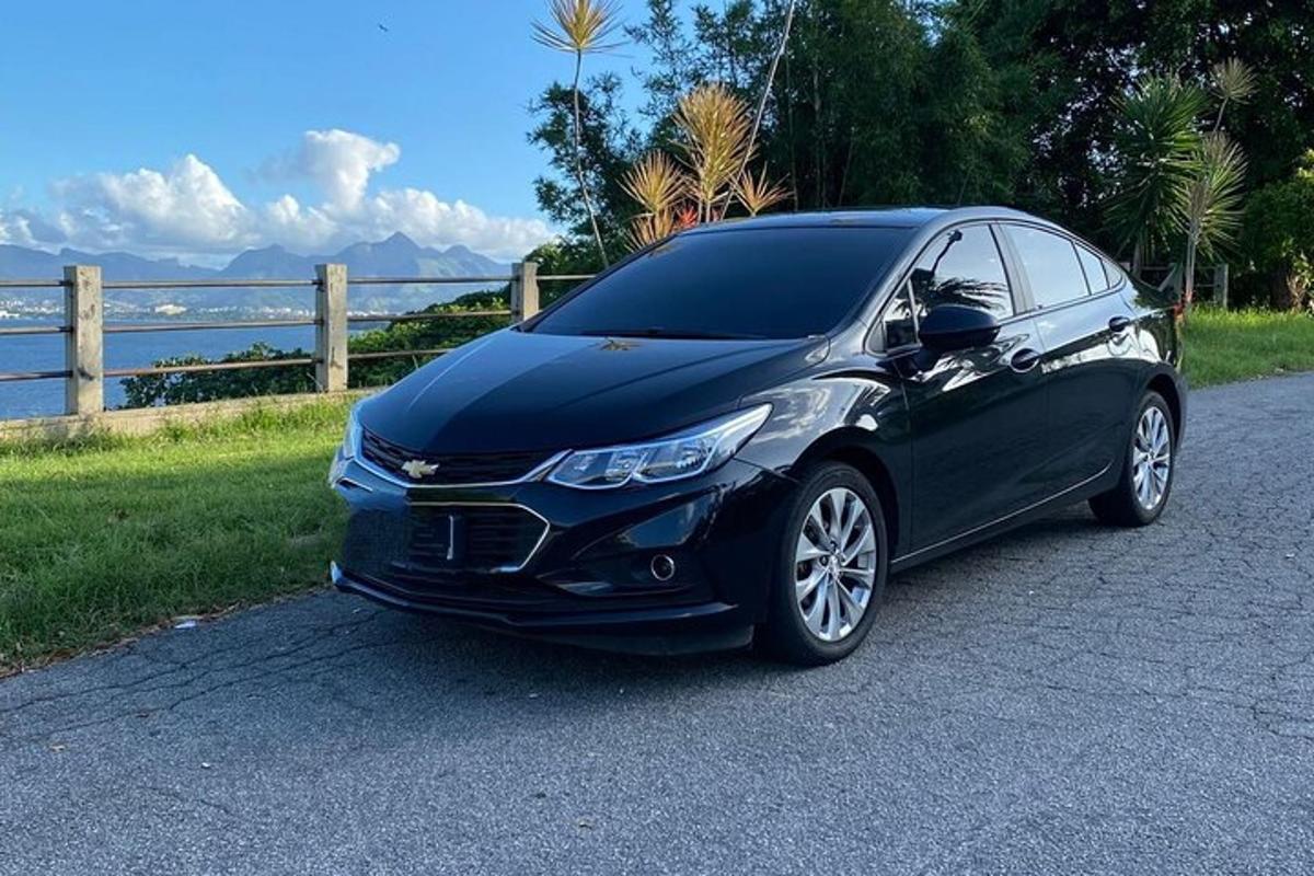 černé auto zaparkované na kraji silnice