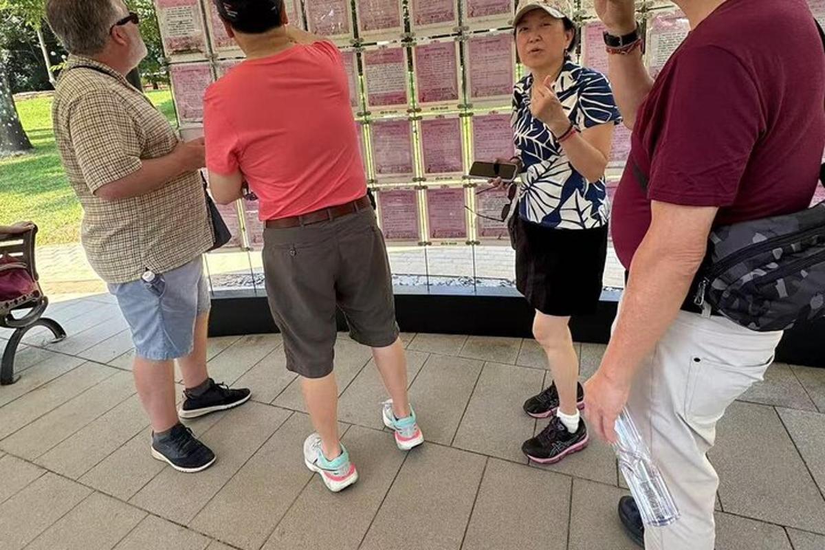 isang grupo ng mga tao na nakatayo sa tabi ng bawat isa