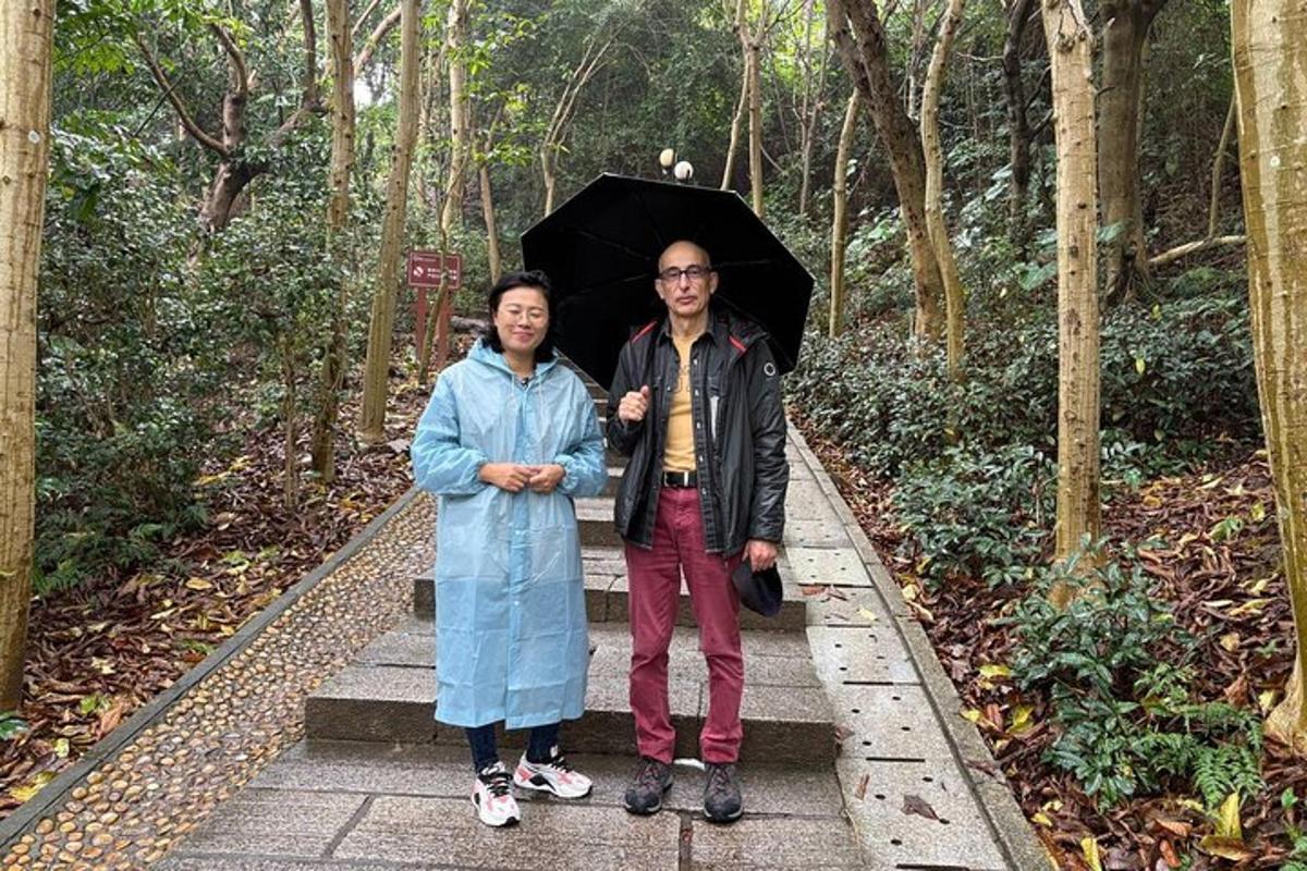 isang lalaki at babae na nakatayo sa isang landas na may payong