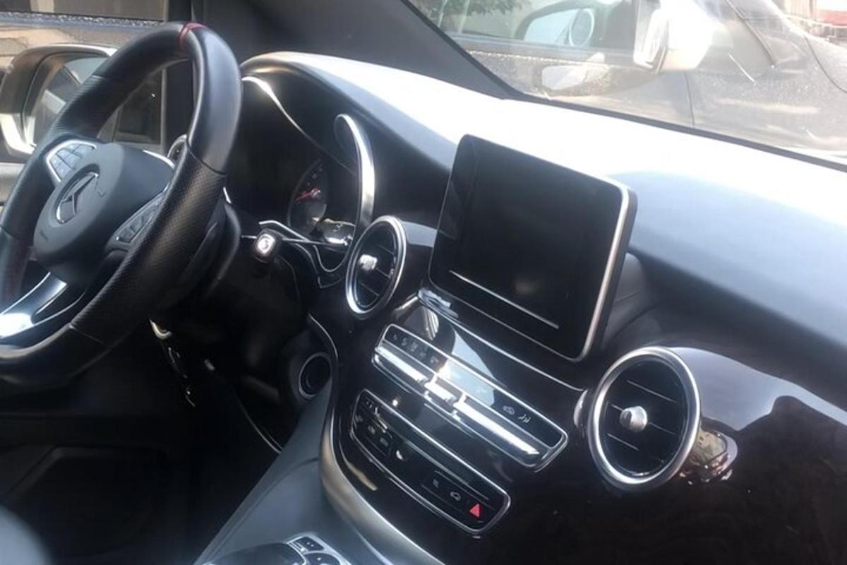 Un primer plano de un automóvil Mercedes-Benz con un tablero de instrumentos.