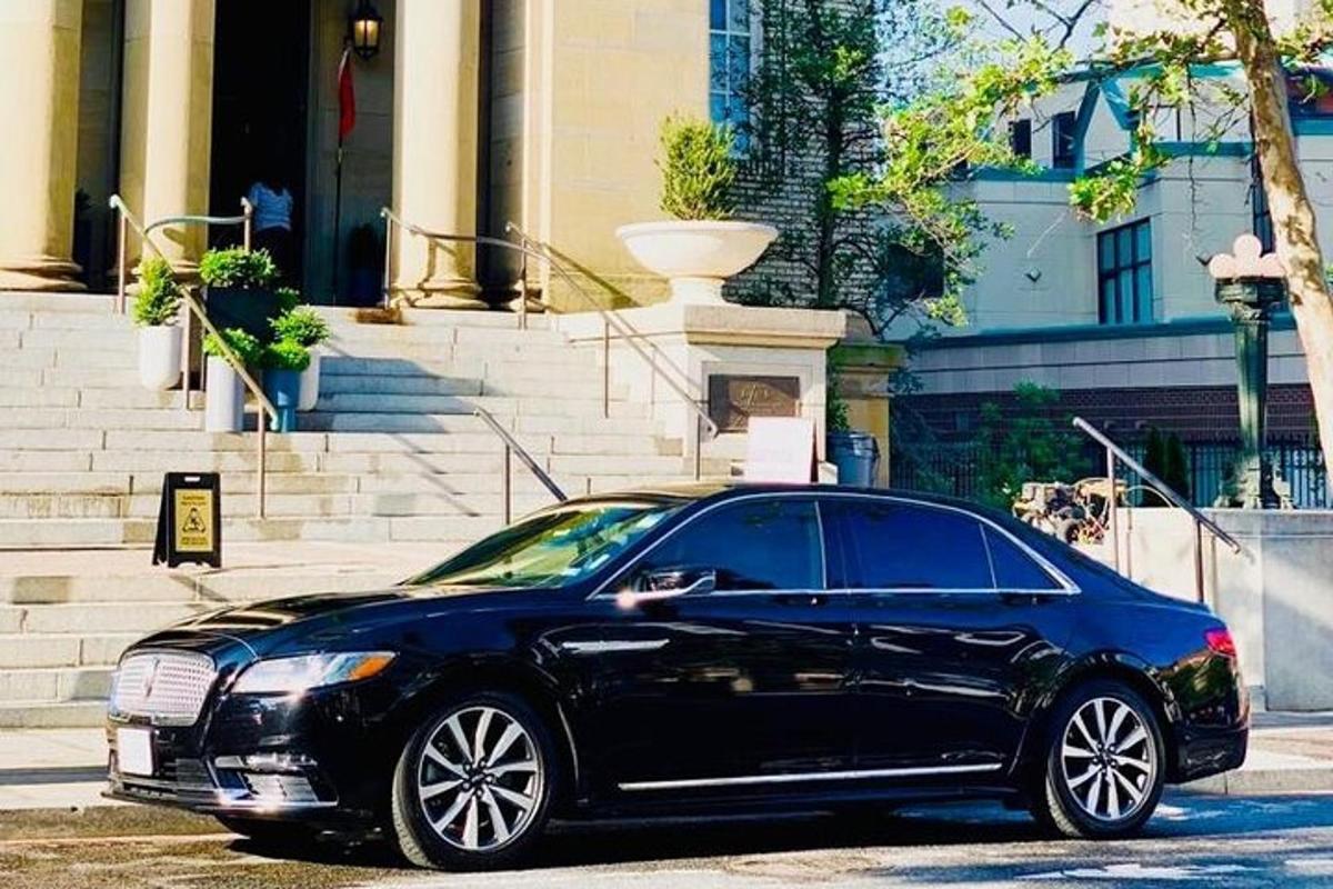 un'auto nera parcheggiata davanti a un edificio