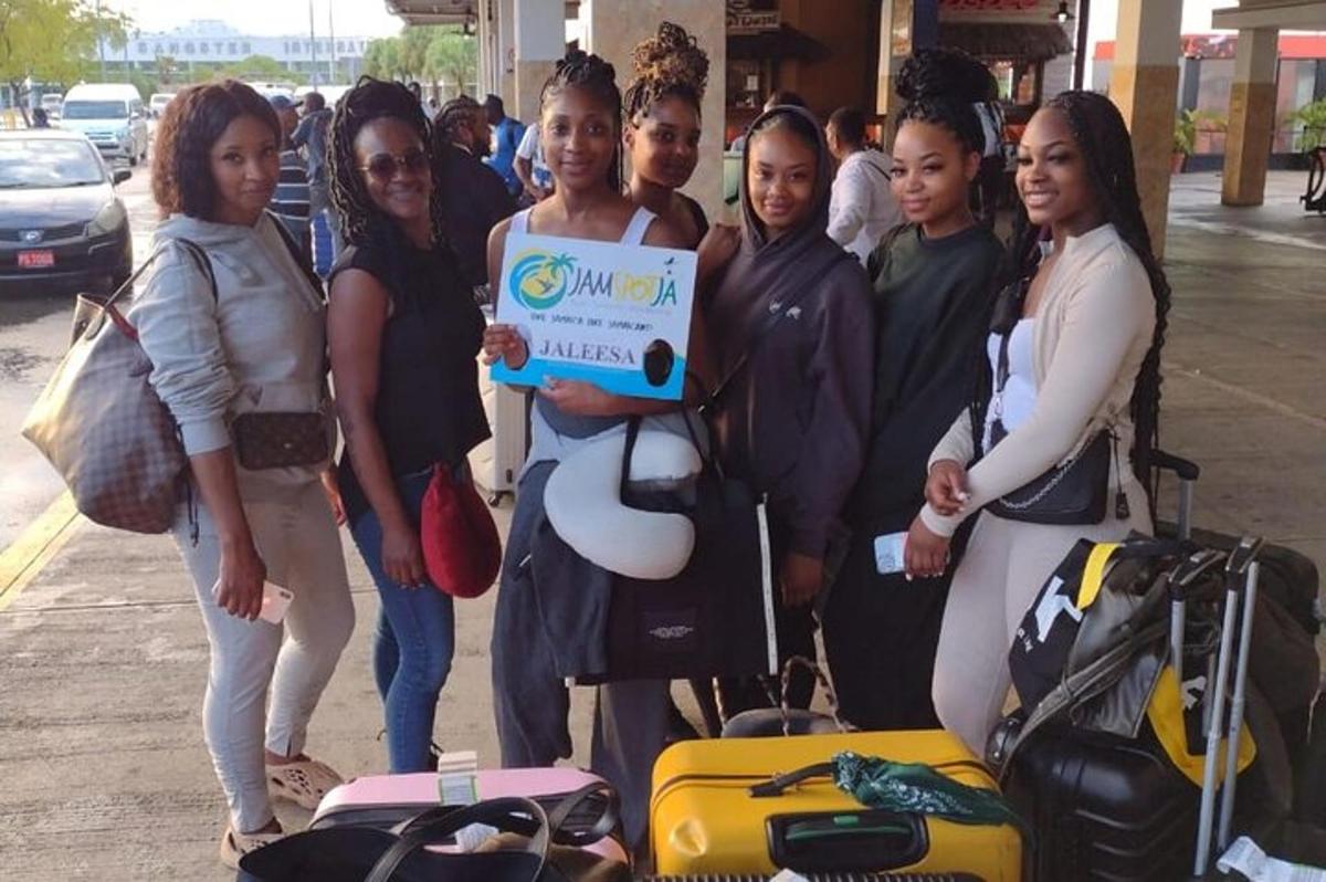 un gruppo di donne in posa per una foto con i bagagli