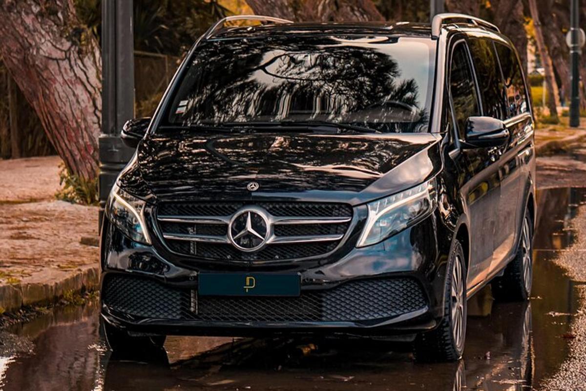 auto zaparkované na mokré ulici