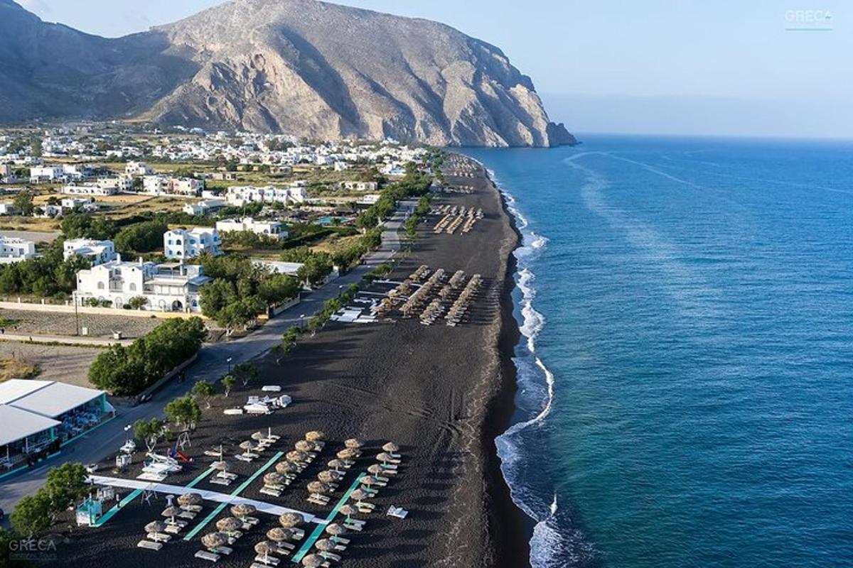 o vedere aeriană a unei plaje cu clădiri și ocean