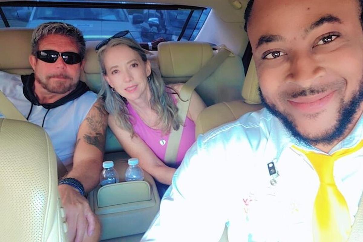 車の中に座っている3人のグループ