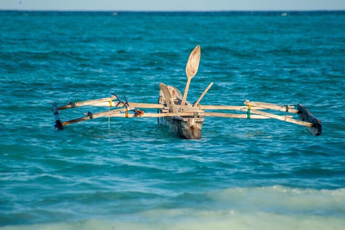 Un objeto de madera en el agua del océano.