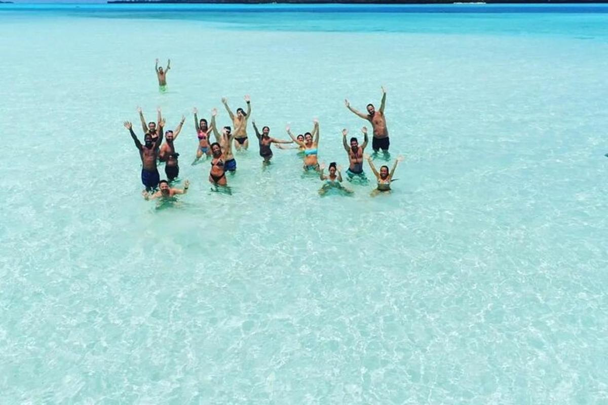 Un grupo de personas en el agua del océano.