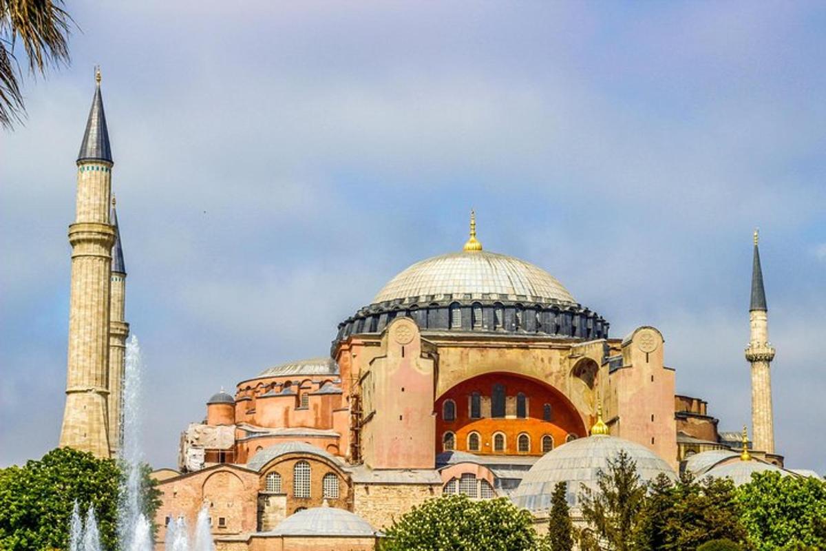 ένα μεγάλο κτίριο με ένα τζαμί με δύο πύργους