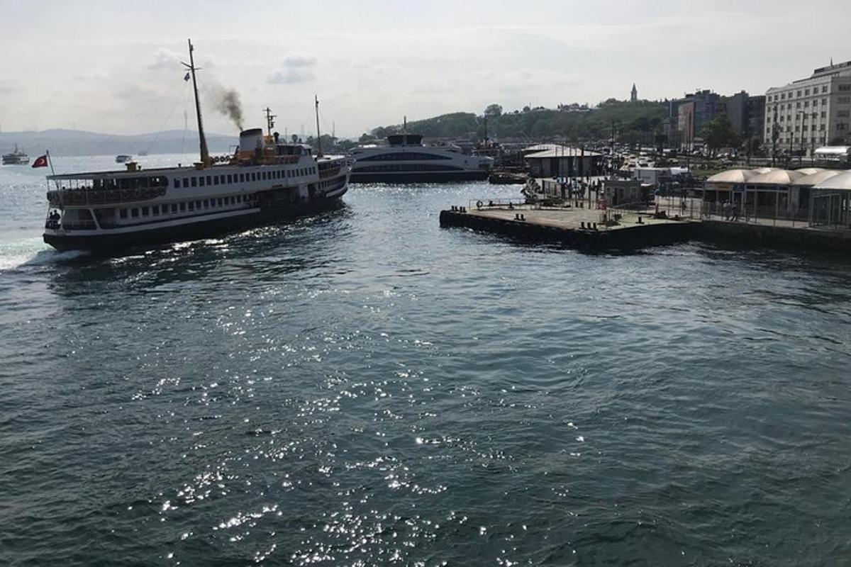 Δύο βάρκες είναι αγκυροβολημένες σε μια αποβάθρα στο νερό