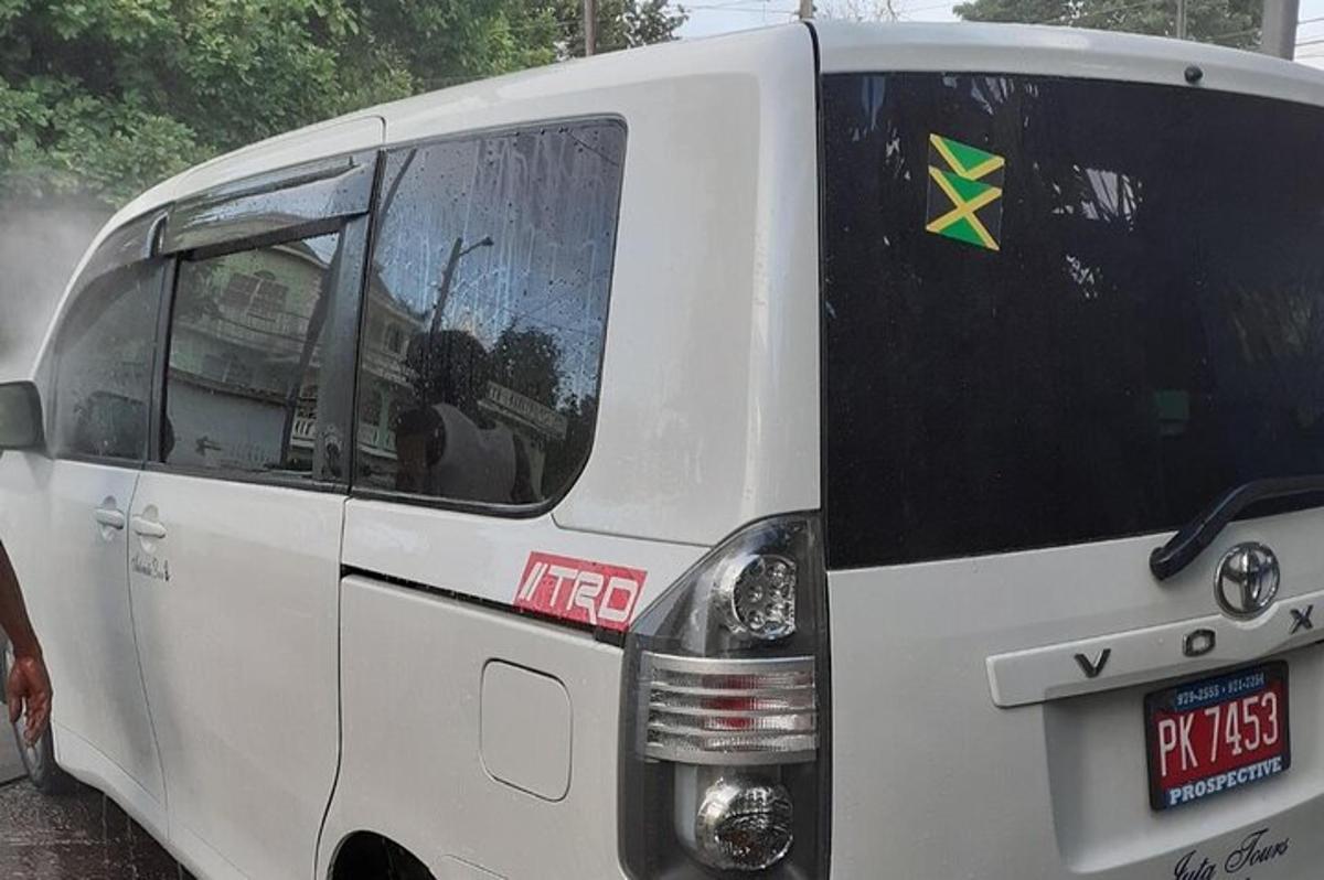 gatvėje stovi didelis baltas autobusas