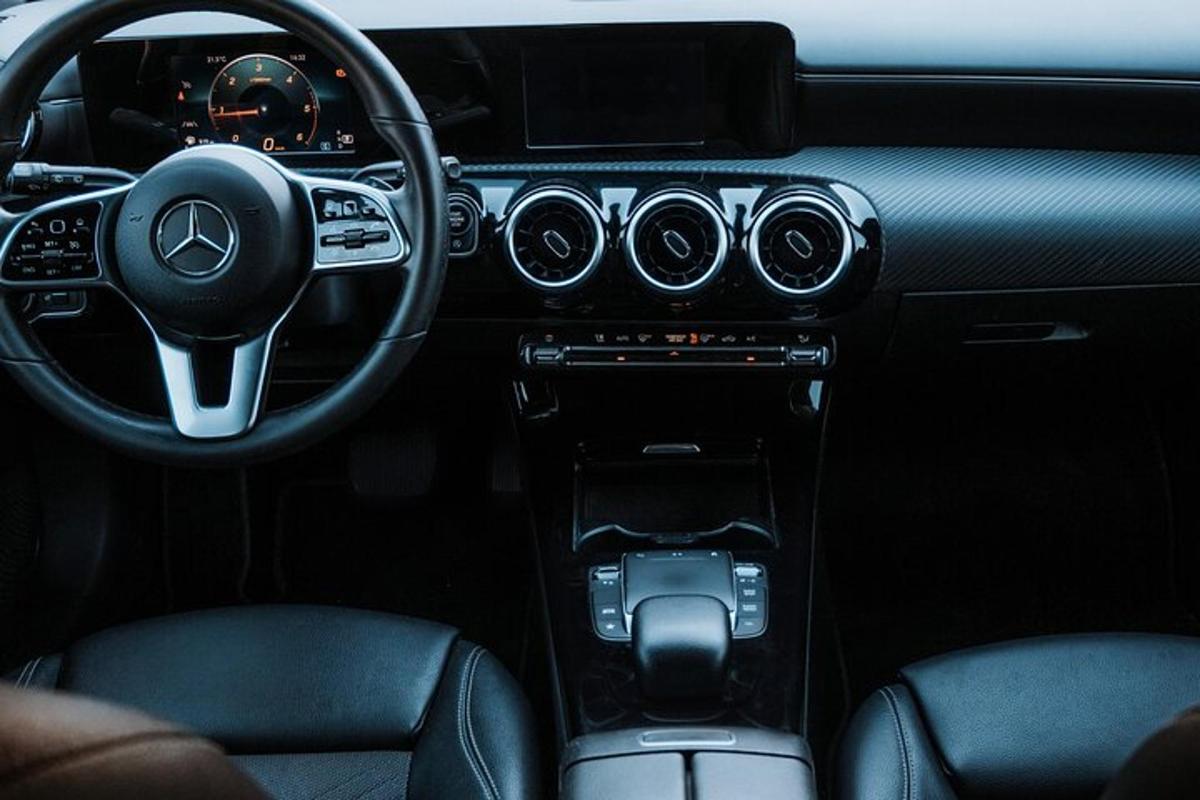 pohled na palubní desku vozu Mercedes Benz