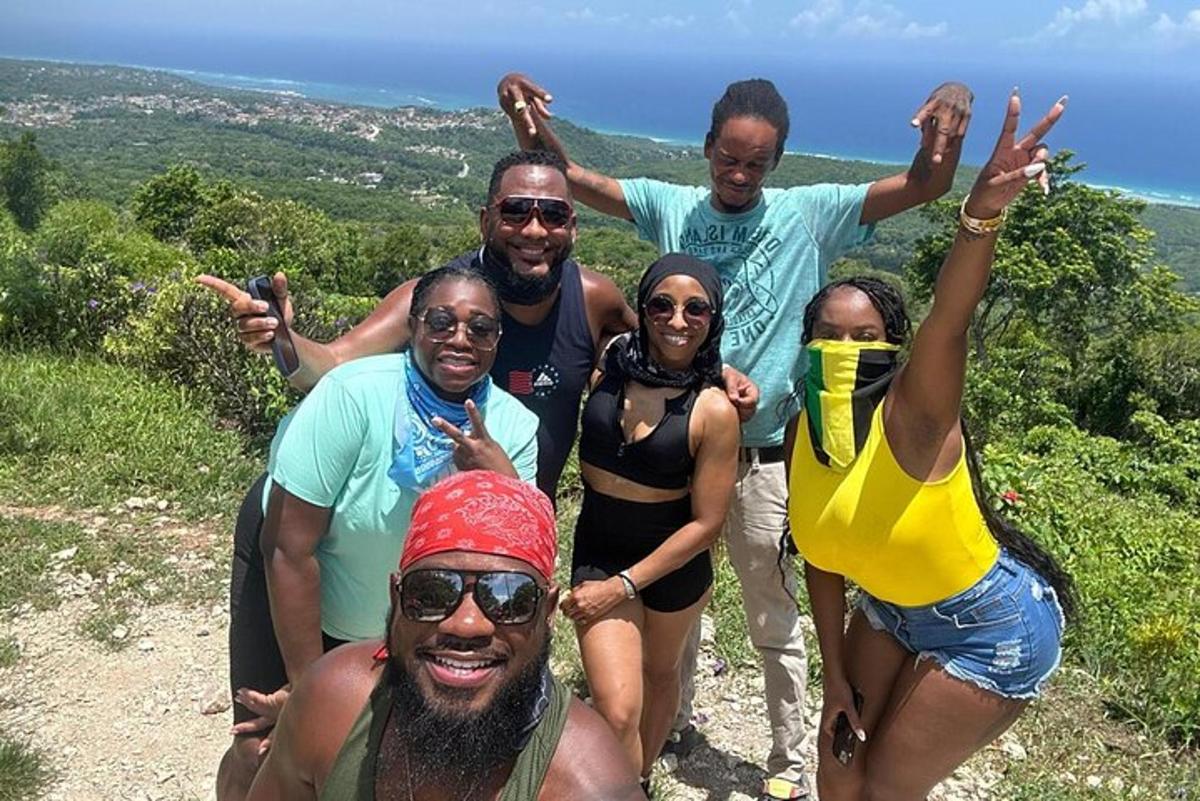 un gruppo di persone in posa per una foto su una montagna