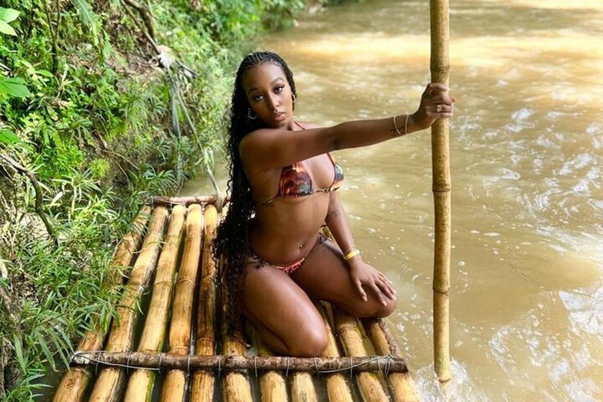 una donna in bikini seduta su una zattera in acqua