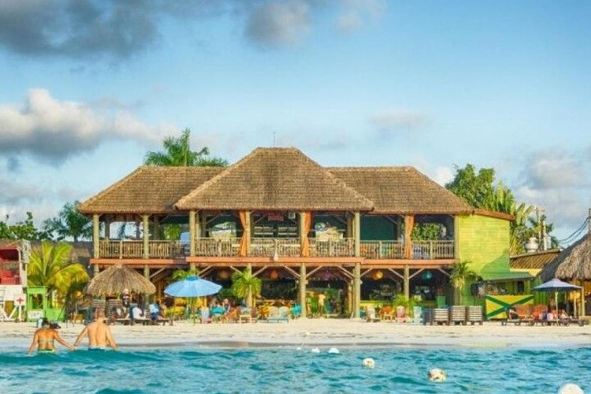 ein Resort am Strand mit Menschen im Wasser
