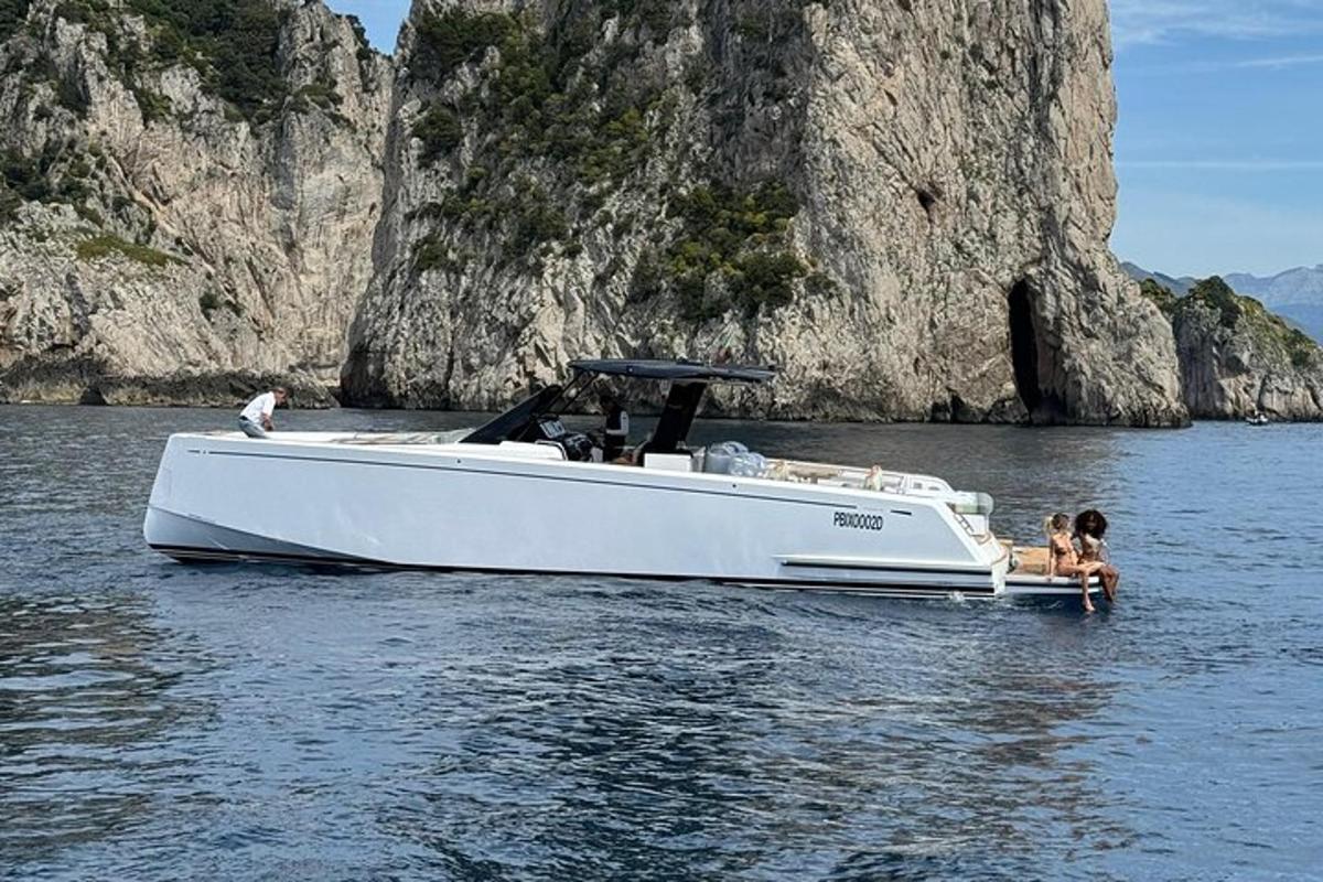 Un barco blanco en el agua con dos personas en él.