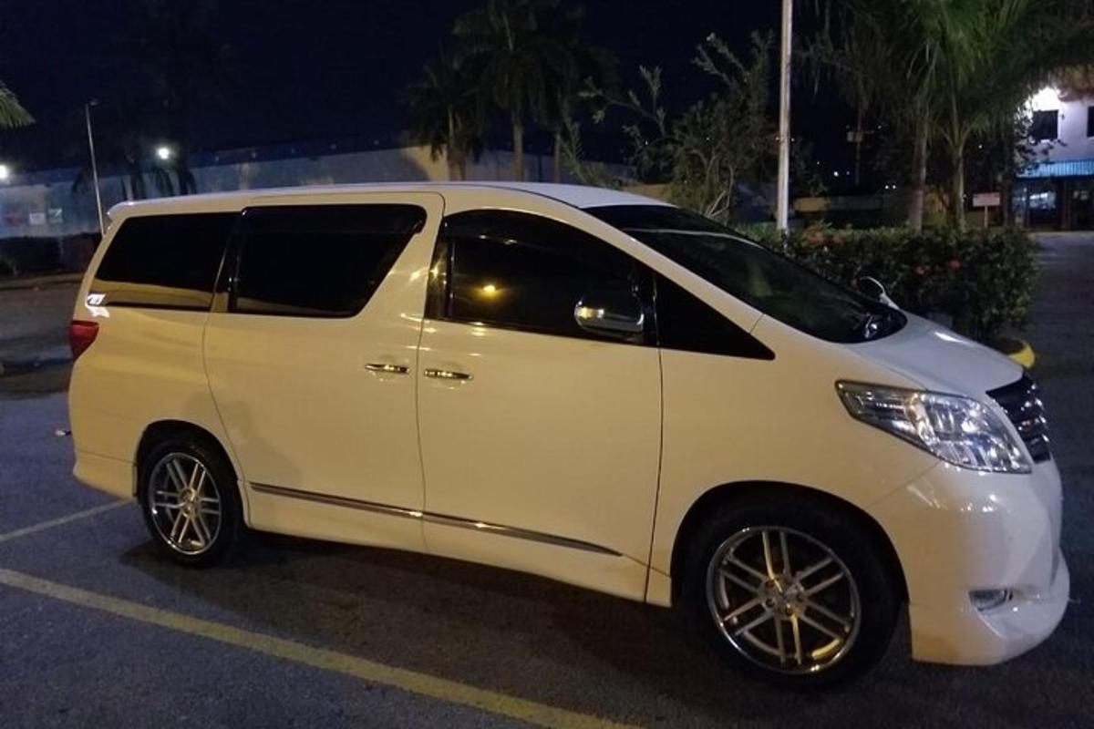 un furgone bianco parcheggiato in un parcheggio di notte