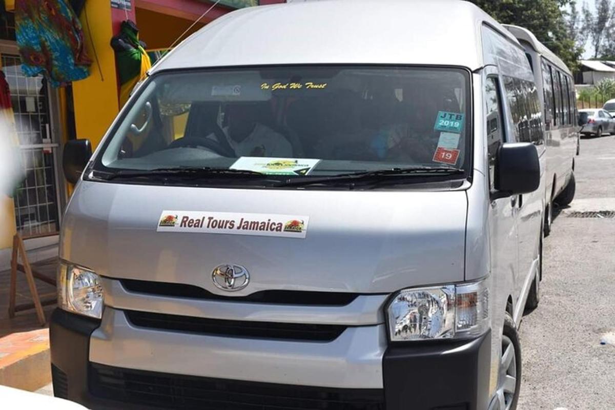 uma van branca está estacionada em um estacionamento