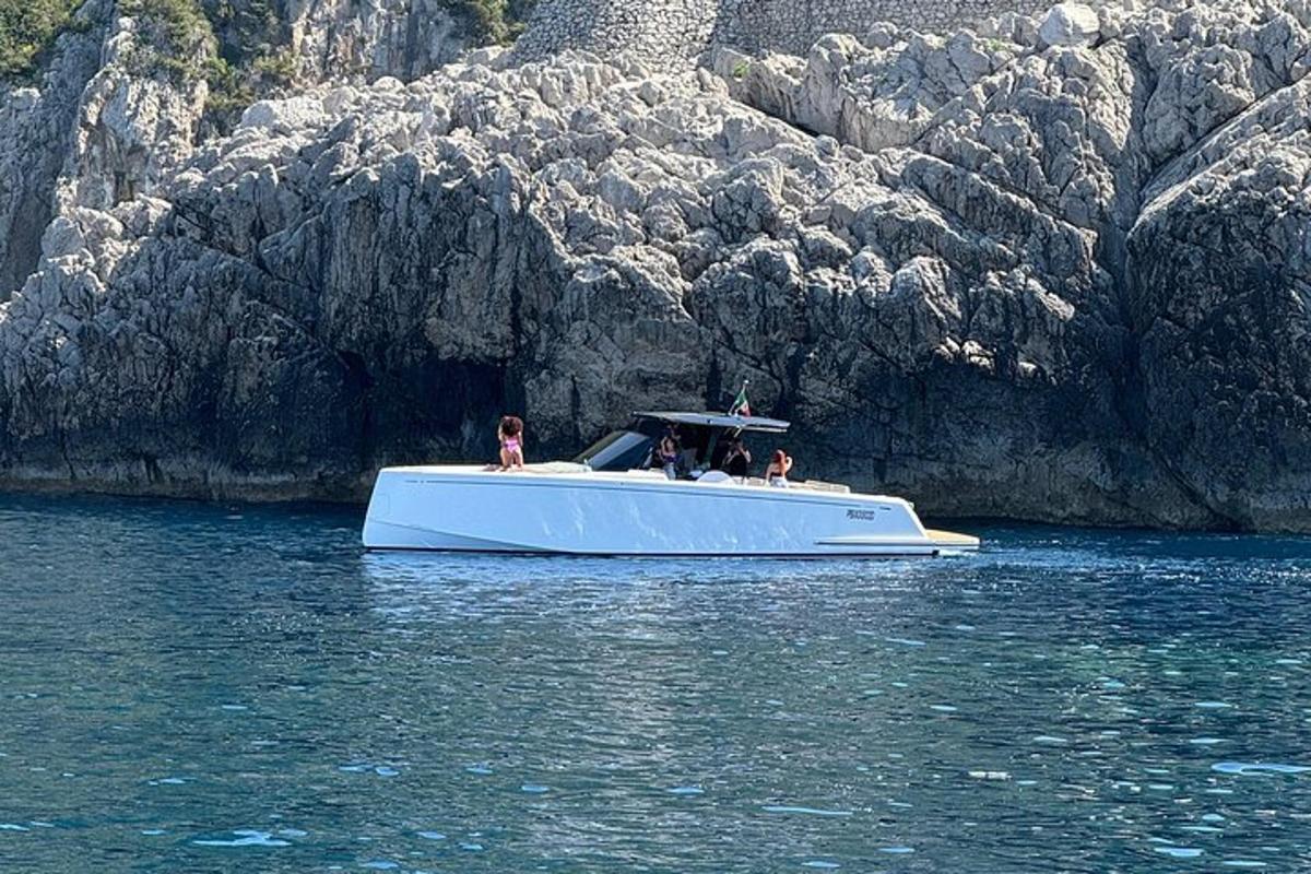 un grupo de personas en un barco en el agua