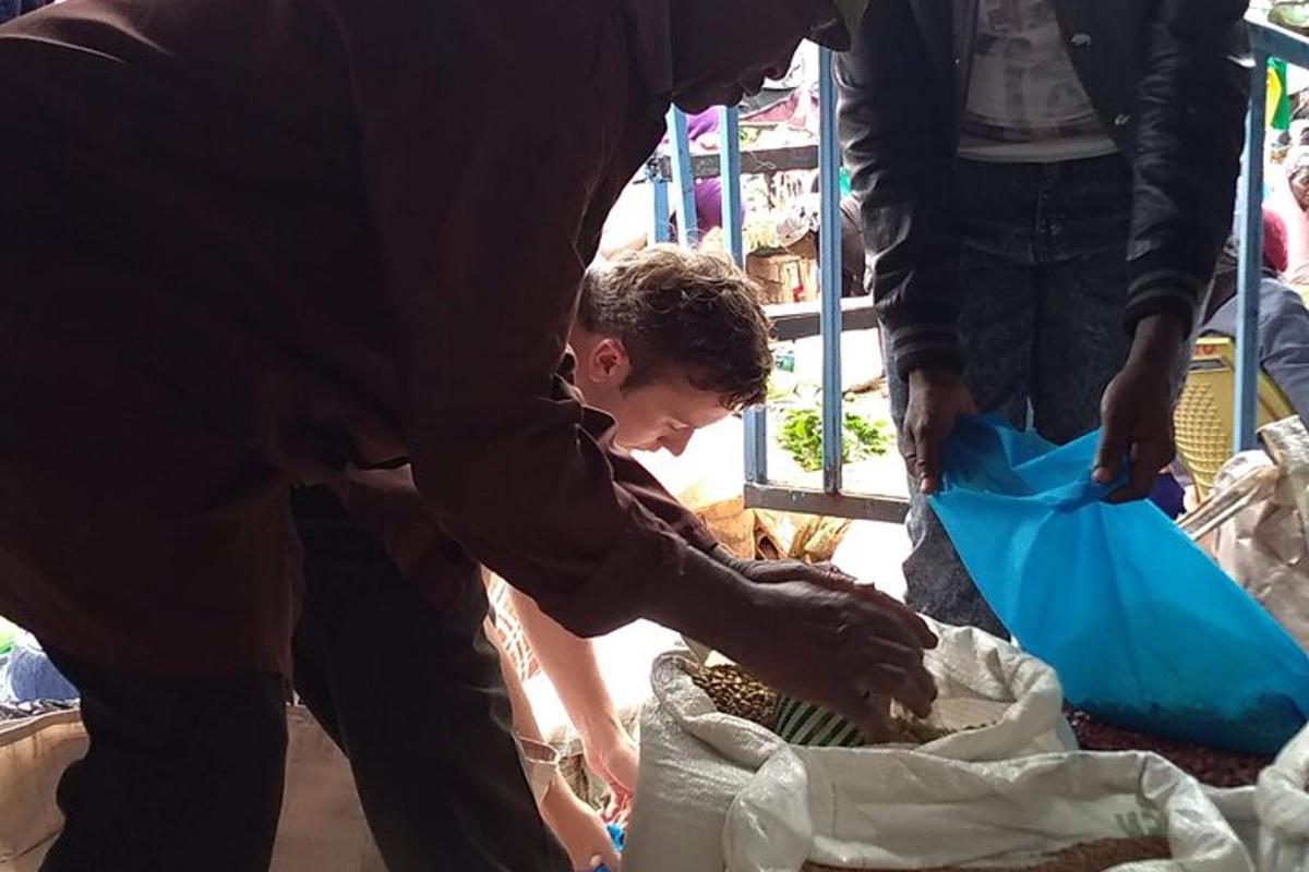 seorang pria membantu seorang anak laki-laki di sebuah ruangan