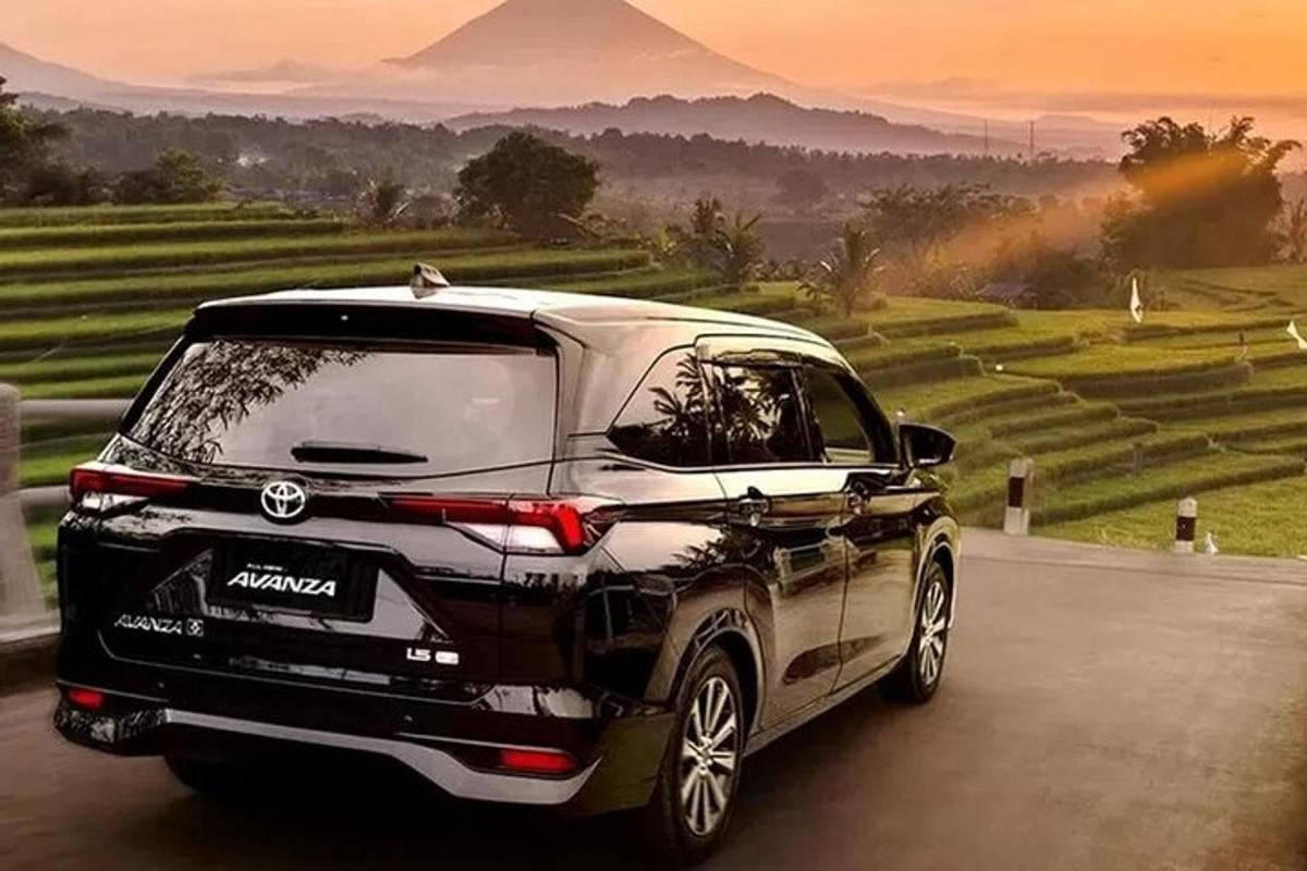 melnbalta automašīna brauc pa ceļu