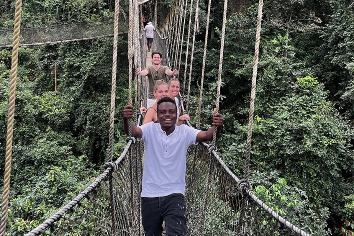 un home en un pont penjant a la selva