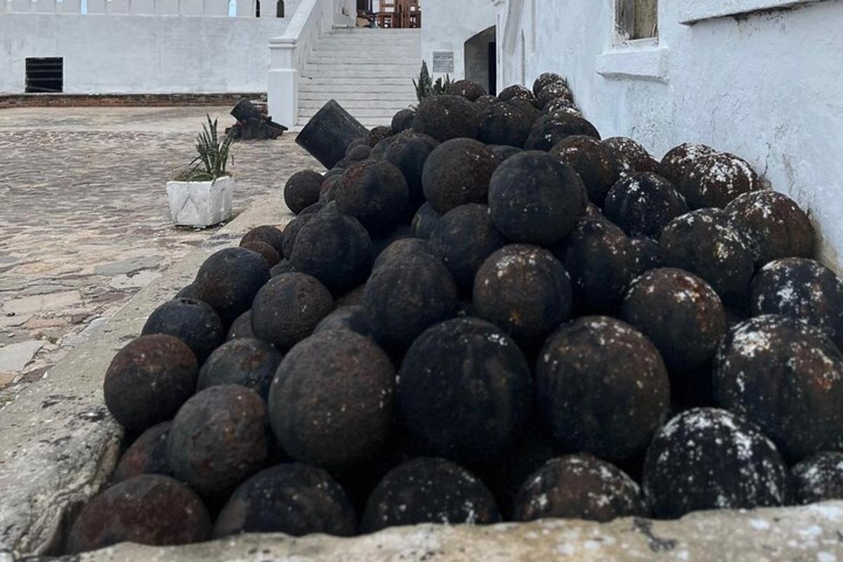 setumpuk melon hitam yang terletak di sebelah sebuah gedung