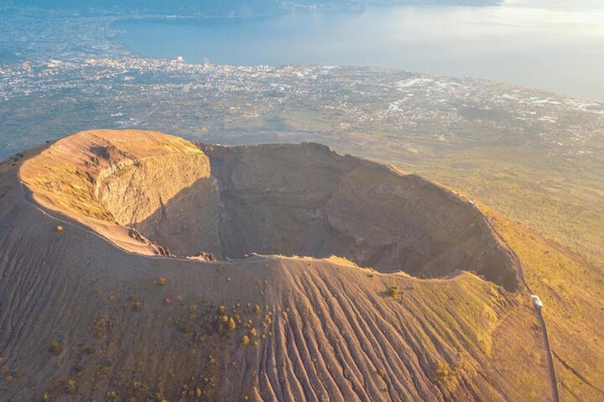 o vedere aeriană a unui munte cu un oraș