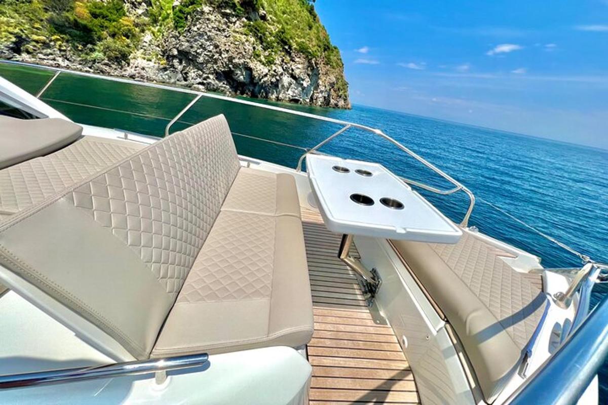 um convés de barco com vista para o oceano
