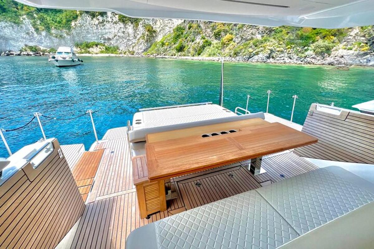 uma mesa de madeira na parte de trás de um barco na água