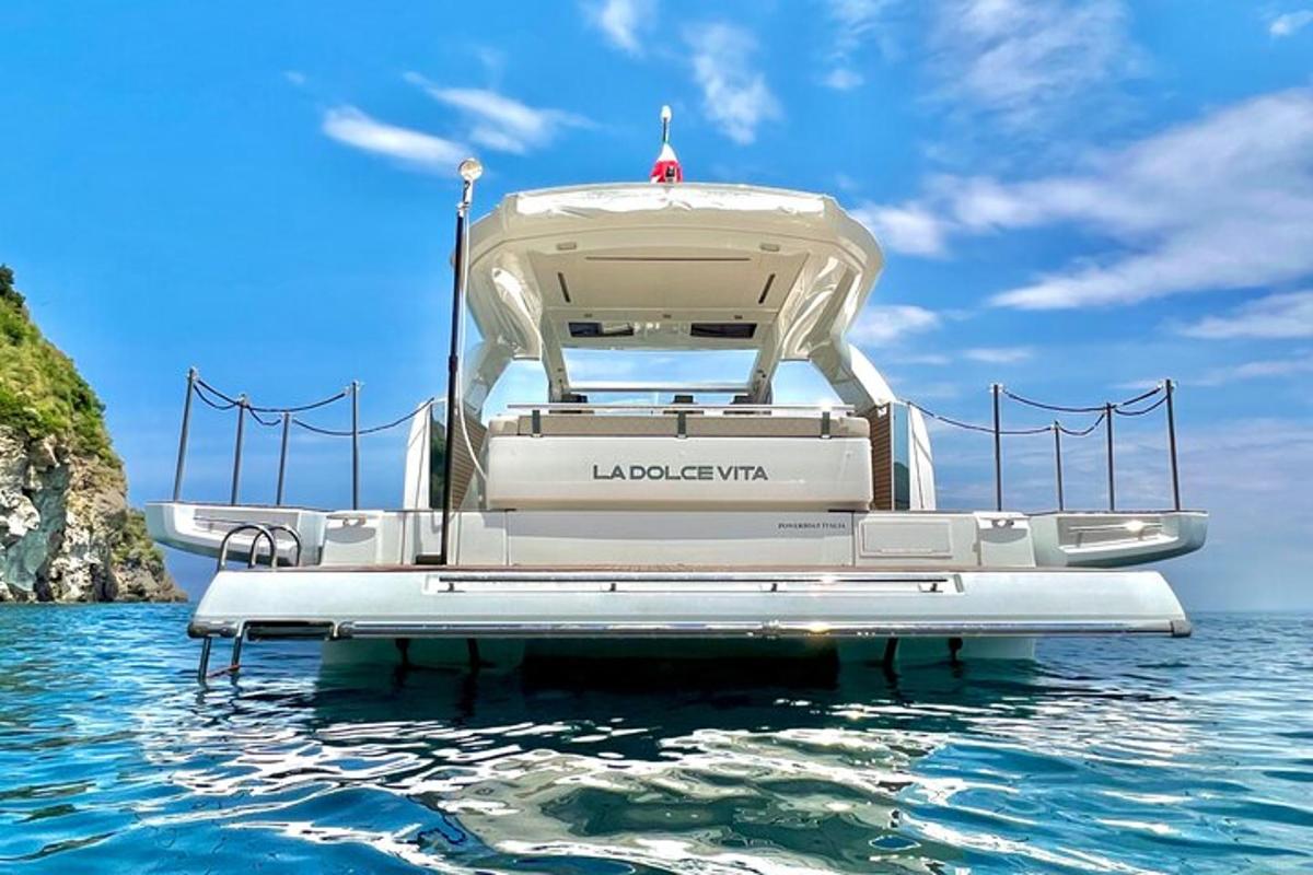 um barco flutuando na água do oceano