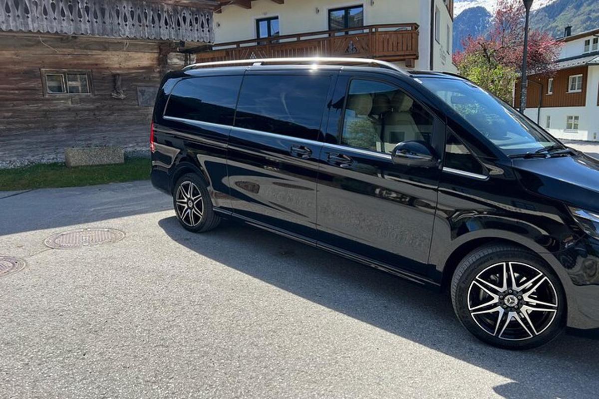 mustavalkoinen pakettiauto pysäköitynä ajotielle