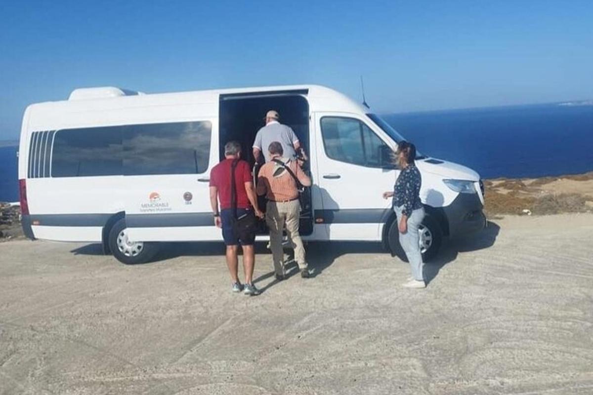 Un grupo de personas paradas afuera de una camioneta blanca