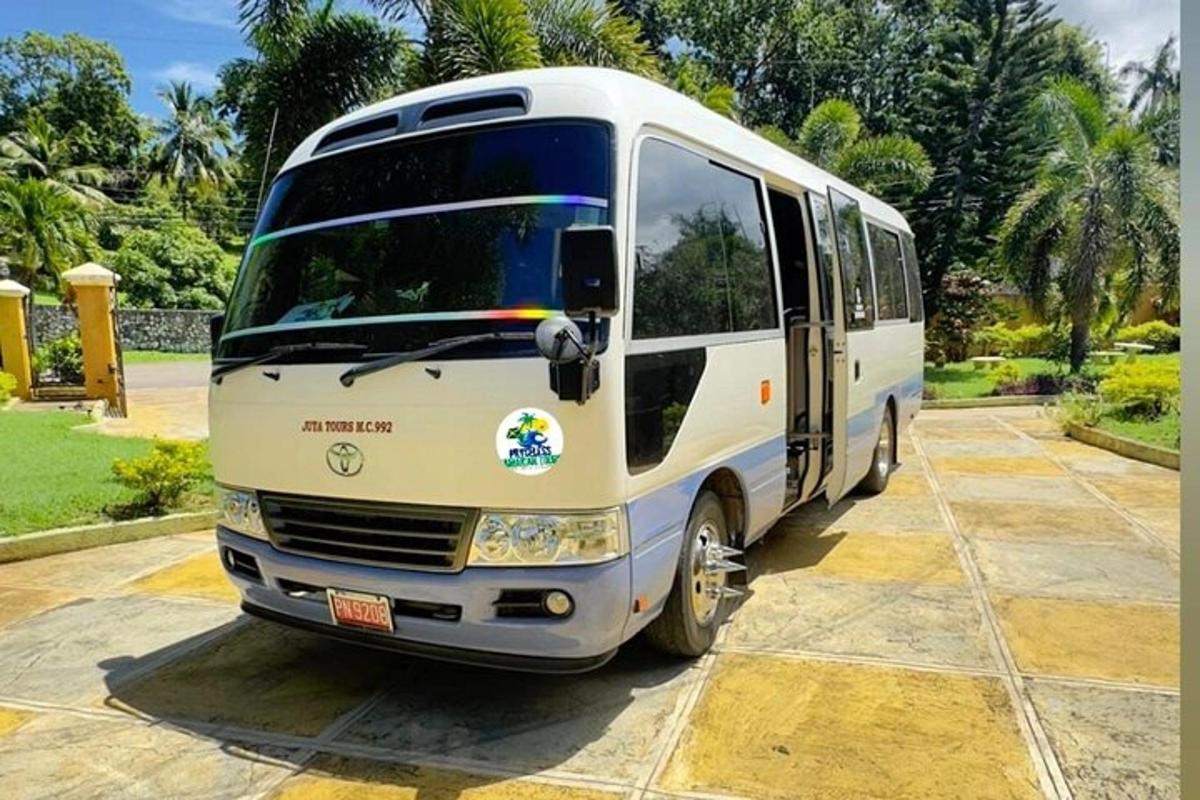 bílý autobus zaparkovaný na parkovišti