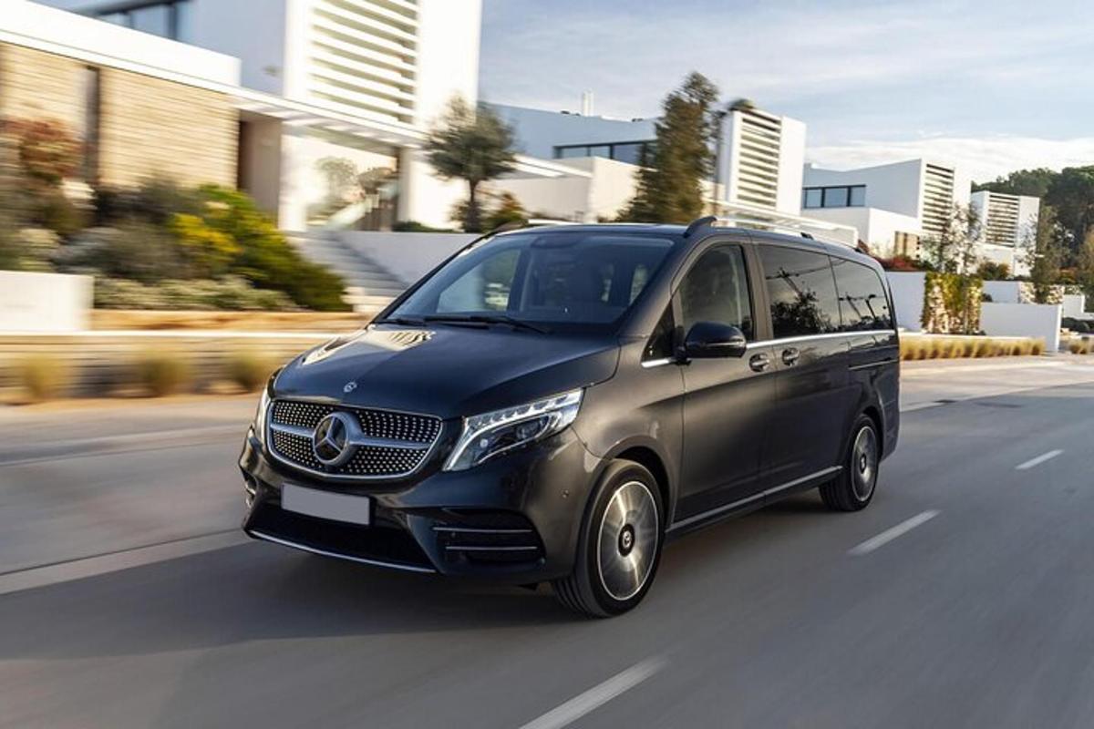 čierny minivan idúci po mestskej ulici