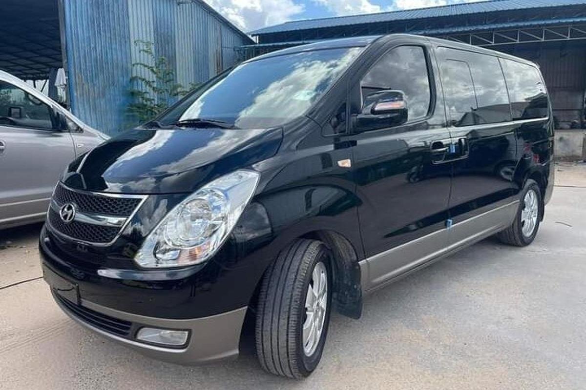 un minivan nero parcheggiato in un parcheggio