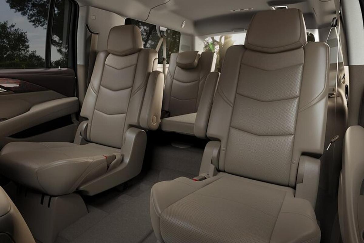 pemandangan tempat duduk belakang sebuah minivan