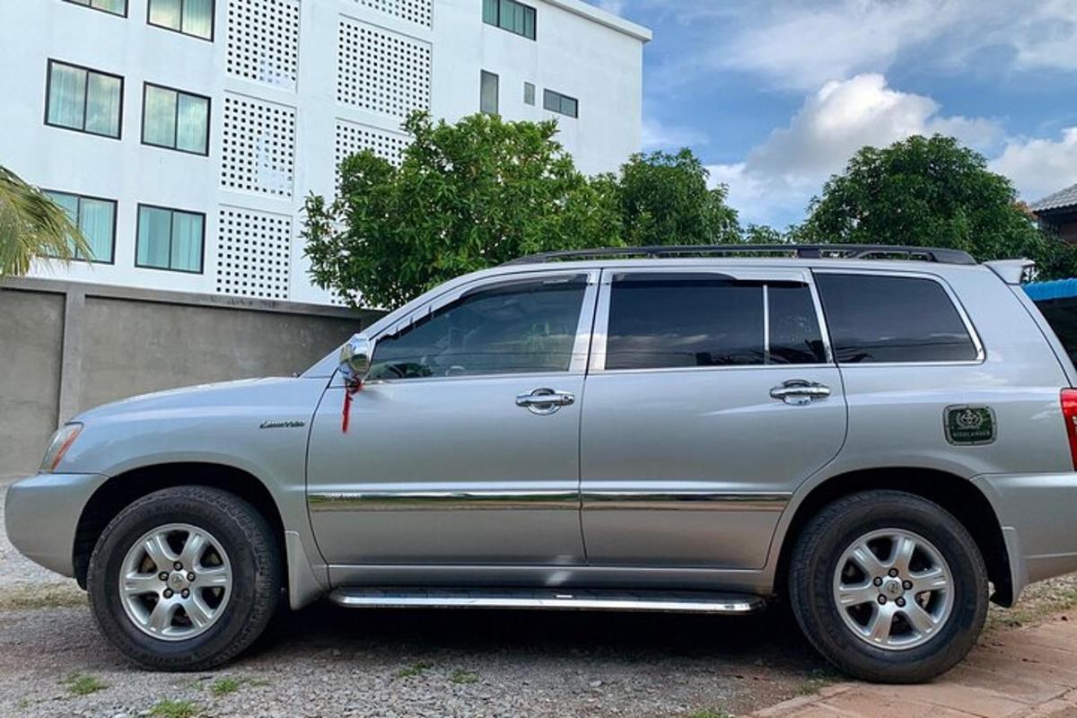 stříbrné SUV zaparkované před budovou