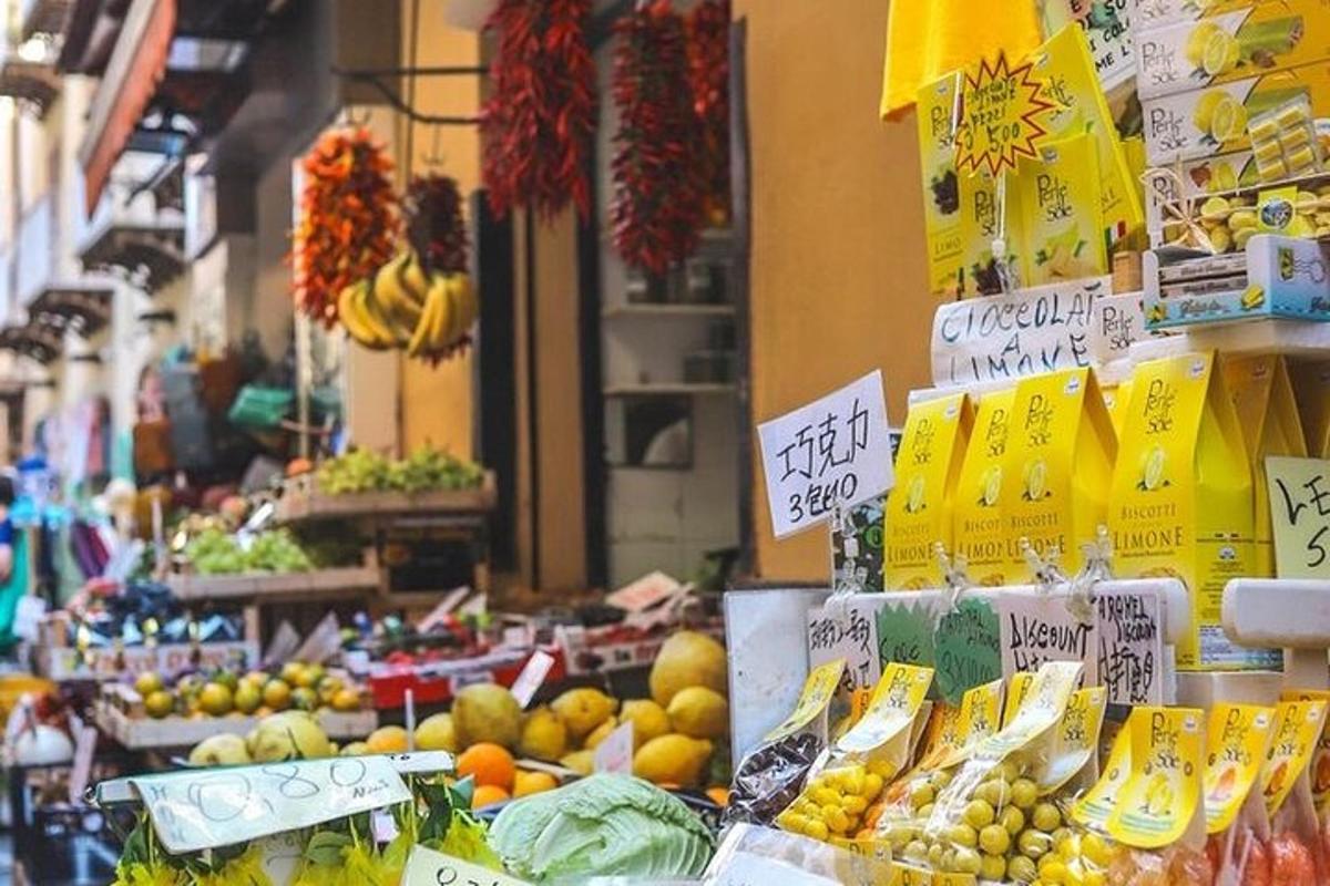 μια αγορά με πολλά φρούτα και λαχανικά σε έκθεση