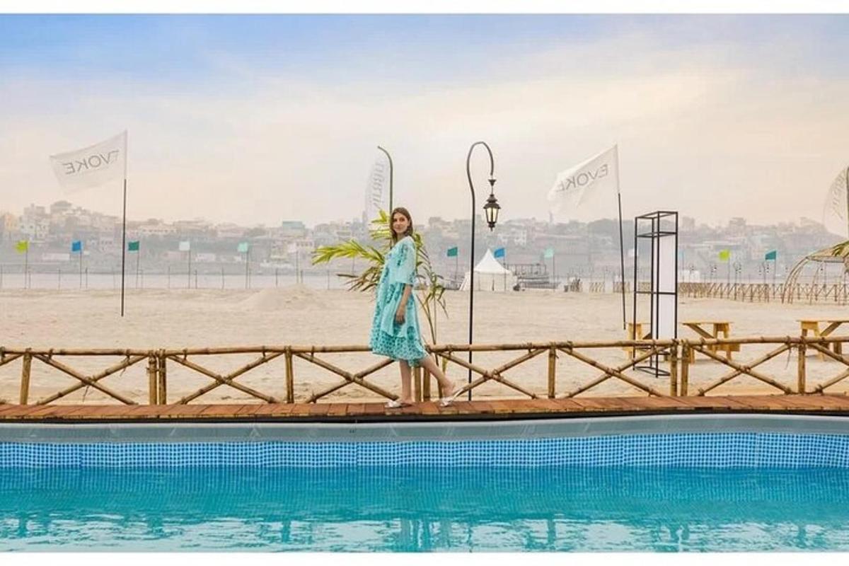 Μια γυναίκα με φόρεμα που στέκεται δίπλα σε μια πισίνα