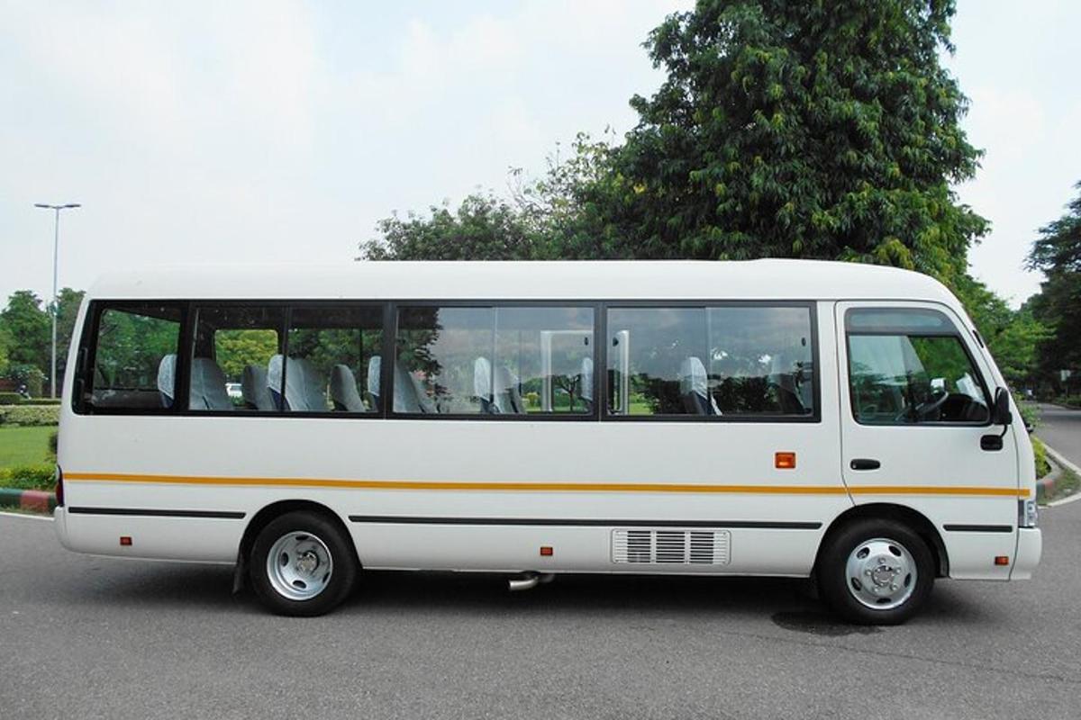bílý autobus stojí na parkovišti