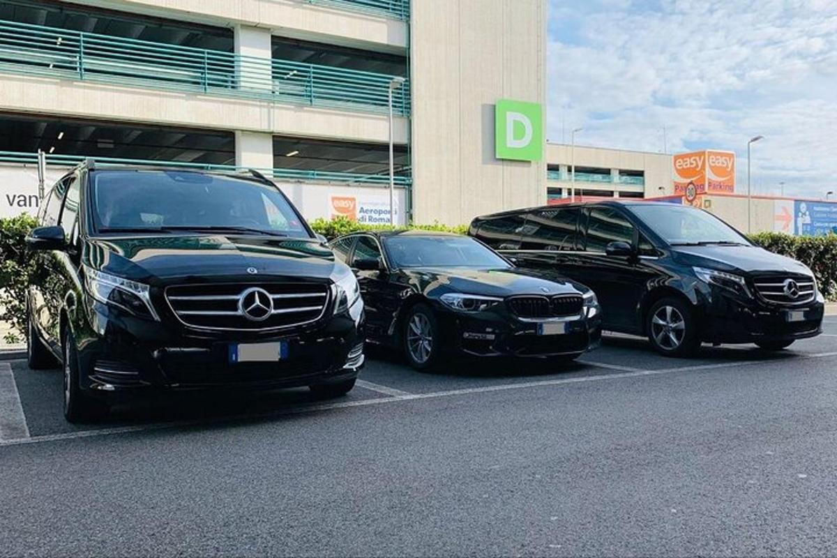 τρία αυτοκίνητα παρκαρισμένα σε χώρο στάθμευσης μπροστά από ένα κτίριο