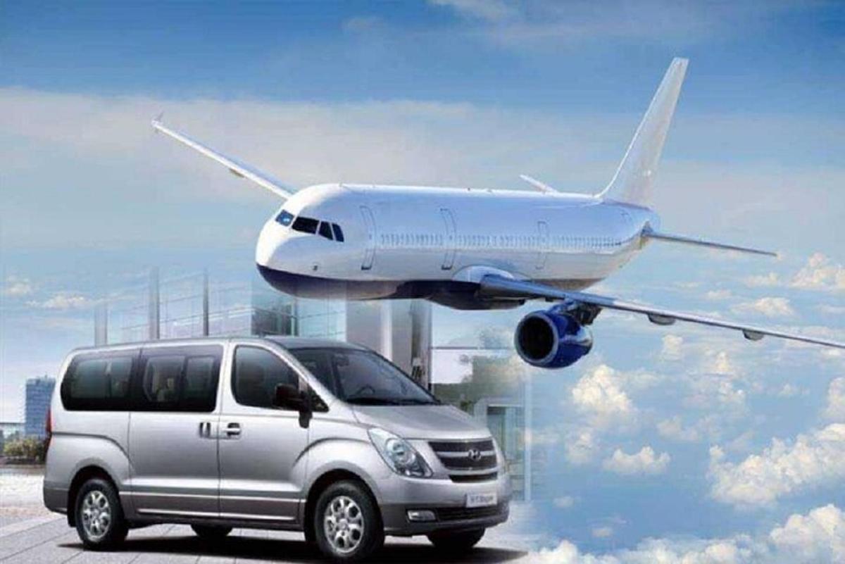 ein weißer Lieferwagen, der vor einem Flugzeug geparkt ist