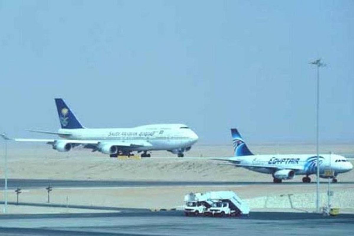 zwei Flugzeuge auf der Landebahn eines Flughafens geparkt
